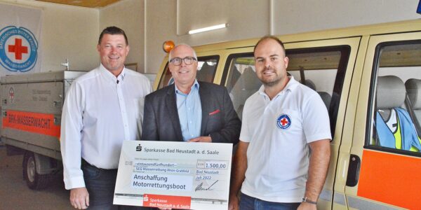 Sparkasse spendet 1.500 Euro für Wasserwachtboot
